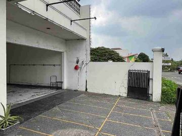 Rumah Cafe Cozy di Jalan Boulevard Modernland