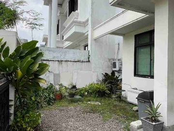 Rumah Cafe Cozy di Jalan Boulevard Modernland