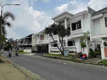 Rumah Cafe Cozy di Jalan Boulevard Modernland