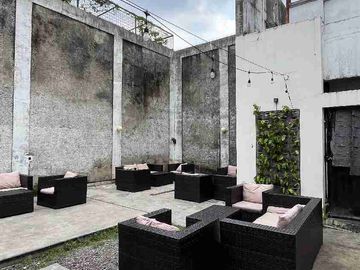 Rumah Cafe Cozy di Jalan Boulevard Modernland