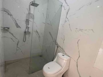 DI JUAL CEPAT RUMAH BAGUS 2LANTAI SIAP HUNI