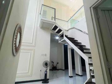 DI JUAL CEPAT RUMAH BAGUS 2LANTAI SIAP HUNI