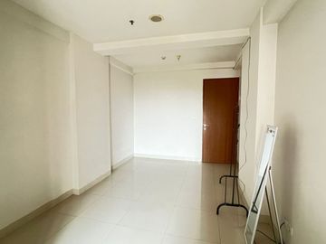 Disewakan Studio Oak Tower B – Unfurnish, Lantai Rendah, Akses Transportasi Umum Mudah