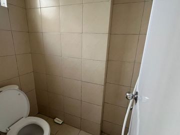 Disewakan Studio Oak Tower B – Unfurnish, Lantai Rendah, Akses Transportasi Umum Mudah