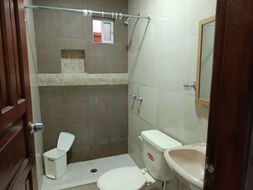 ARRIENDO ESTUDIO AMOBLADO CUMBAYA