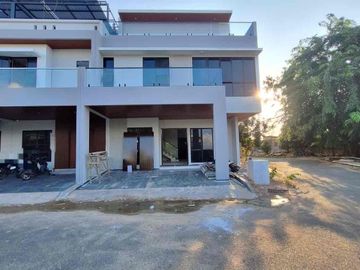 DiJual Rumah Mewah Beverly Estate Batam Center 4 Kamar Posisi Hook Siap Huni