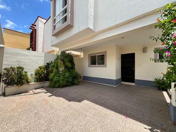 Casa en Venta en Jardines del Sur 1 | Modelo Noni con Jacuzzi y Jardín