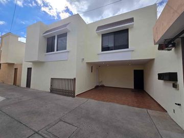 SE VENDE CASA EN LOMA VERDE