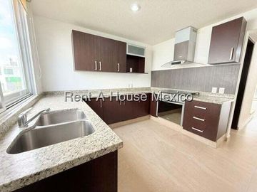Townhouse en Renta en Santa Fe Juriquilla con Terraza SGU138
