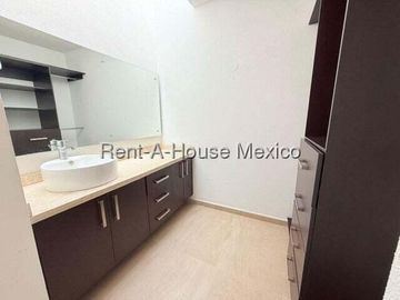 Townhouse en Renta en Santa Fe Juriquilla con Terraza SGU138