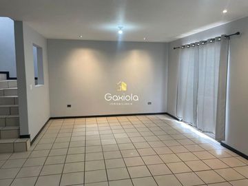Se RENTA Casa ubicada en Privada con acceso controlado, Real del Country