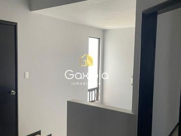 Se RENTA Casa ubicada en Privada con acceso controlado, Real del Country