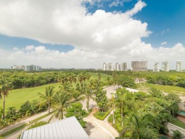 Departamento en Puerto Cancún, golf, club de playa, alberca común, en venta