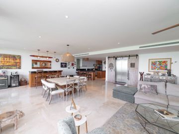 Departamento en Puerto Cancún, golf, club de playa, alberca común, en venta