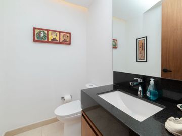 Departamento en Puerto Cancún, golf, club de playa, alberca común, en venta