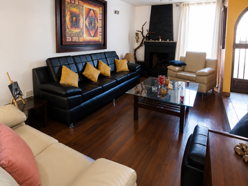 EXCLUSIVA CASA EN VENTA – URB. LOS PORTALES, CAYMA