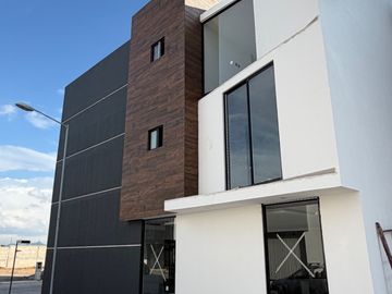 CASA EN VENTA EN PACHUCA EN ESQUINA, CON 6 RECÁMARAS, EQUIPADA, ROOF Y PERGOLA