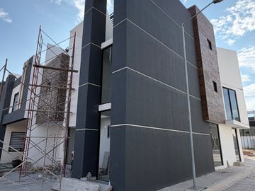 CASA EN VENTA EN PACHUCA EN ESQUINA, CON 6 RECÁMARAS, EQUIPADA, ROOF Y PERGOLA