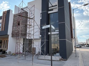 CASA EN VENTA EN PACHUCA EN ESQUINA, CON 6 RECÁMARAS, EQUIPADA, ROOF Y PERGOLA