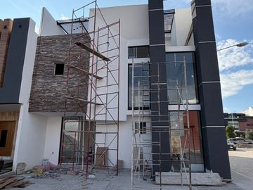 CASA EN VENTA EN PACHUCA EN ESQUINA, CON 6 RECÁMARAS, EQUIPADA, ROOF Y PERGOLA