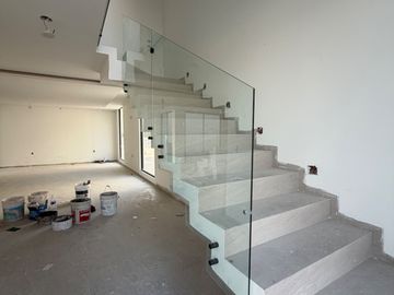 CASA EN VENTA EN PACHUCA EN ESQUINA, CON 6 RECÁMARAS, EQUIPADA, ROOF Y PERGOLA