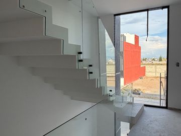 CASA EN VENTA EN PACHUCA EN ESQUINA, CON 6 RECÁMARAS, EQUIPADA, ROOF Y PERGOLA