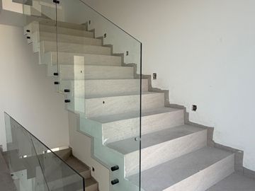 CASA EN VENTA EN PACHUCA EN ESQUINA, CON 6 RECÁMARAS, EQUIPADA, ROOF Y PERGOLA