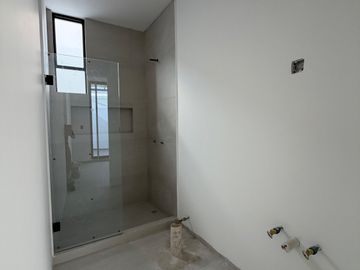 CASA EN VENTA EN PACHUCA EN ESQUINA, CON 6 RECÁMARAS, EQUIPADA, ROOF Y PERGOLA
