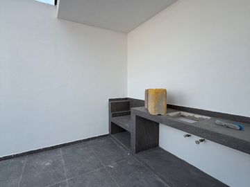 CASA EN VENTA EN PACHUCA EN ESQUINA, CON 6 RECÁMARAS, EQUIPADA, ROOF Y PERGOLA