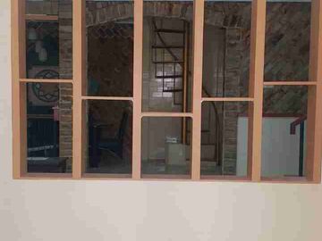 Di sewakan rumah cantik siap huni semi furnished. Raffles Hills Cibubur.