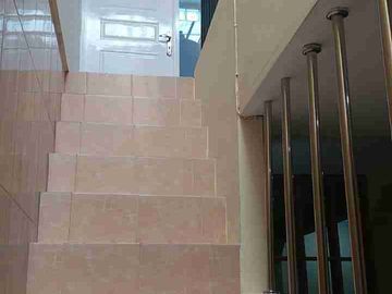 Di sewakan rumah cantik siap huni semi furnished. Raffles Hills Cibubur.