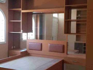 Di sewakan rumah cantik siap huni semi furnished. Raffles Hills Cibubur.