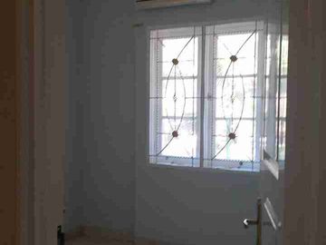 Di sewakan rumah cantik siap huni semi furnished. Raffles Hills Cibubur.