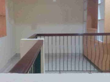 Di sewakan rumah cantik siap huni semi furnished. Raffles Hills Cibubur.