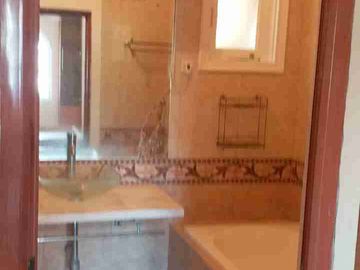 Di sewakan rumah cantik siap huni semi furnished. Raffles Hills Cibubur.