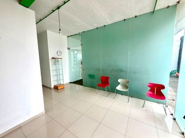 Renta de Local, Oficinas o Bodega Comercial en Mezquitan Country, CP.44260, Guadalajara, Jalisco, México.