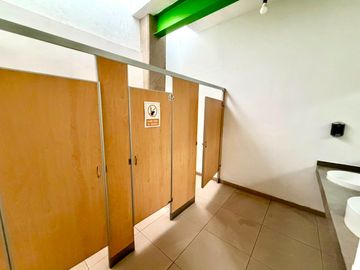 Renta de Local, Oficinas o Bodega Comercial en Mezquitan Country, CP.44260, Guadalajara, Jalisco, México.