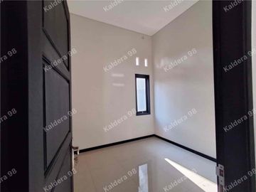 DIJUAL  RUMAH BARU 10 Menit Dari UNNES POSISI HOOK HADAP TIMUR DAN SELATAN SHM Ready

HARGA 565 JUTA CASH

📍Alamat : Gunungturun raya, Mangunsari Gunungpati Semarang 
 
-Status: SHM Dan IMB READY 
- Luas Tanah 120 m2
-Luas Bangunan 50 m²
-Kamar tidur 2
-Kamar mandi 1
-CARPOT 2 MOBIL 
-listrik 1300 watt
-Tandon Air 1000 liter
-Air artetis 
-Akses papasan mobil

SPEK pondasi batu kali, pasir Muntilan,pintu mahoni finishing melamin, genteng flat beton , rangka baja ringan, Cat mowilax watercoat , lantai granit, taman depan belakang 

Hub telp /wa :