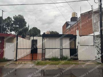 Casa de una planta en Renta a pie de calle Oficina o vivienda colonia La Hacienda, cerca de CU y 24 sur,Puebla