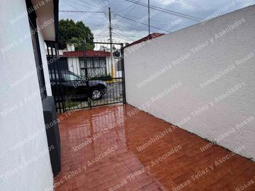 Casa de una planta en Renta a pie de calle Oficina o vivienda colonia La Hacienda, cerca de CU y 24 sur,Puebla