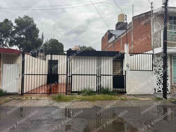 Casa de una planta en Renta a pie de calle Oficina o vivienda colonia La Hacienda, cerca de CU y 24 sur,Puebla