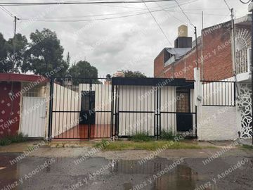 Casa de una planta en Renta a pie de calle Oficina o vivienda colonia La Hacienda, cerca de CU y 24 sur,Puebla