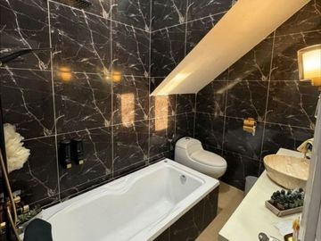 JUAL CEPAT PINDAH KE LUAR NEGRI RUMAH 2½ LT SEMI/FULLY FURNISHED SIAP HUNI DI SERPONG GARDEN CISAUK