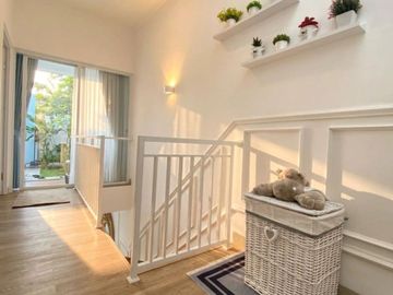 JUAL CEPAT PINDAH KE LUAR NEGRI RUMAH 2½ LT SEMI/FULLY FURNISHED SIAP HUNI DI SERPONG GARDEN CISAUK