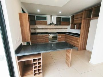 CASA SEMINUEVA EN VENTA CON 5 HABITACIONES EN CONDOMINIO LUCÉPOLIS EN MILENIO QUERÉTARO