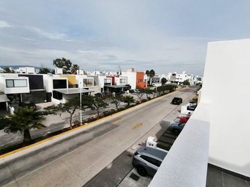 CASA SEMINUEVA EN VENTA CON 5 HABITACIONES EN CONDOMINIO LUCÉPOLIS EN MILENIO QUERÉTARO