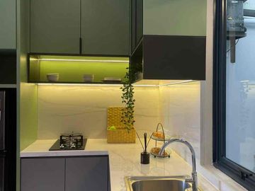 Rumah Cantik Modern Siap Huni 3 Lantai, Berlokasi Strategis