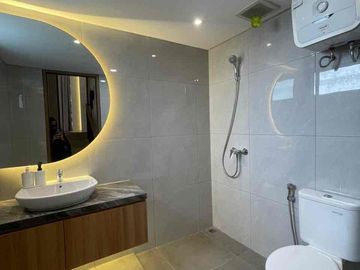 Rumah Cantik Modern Siap Huni 3 Lantai, Berlokasi Strategis