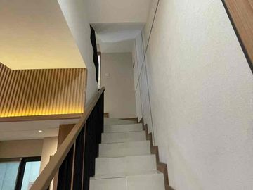 Rumah Cantik Modern Siap Huni 3 Lantai, Berlokasi Strategis