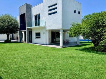 VENTA de Casa en la Col. Roma en Monterrey NL con alberca , terraza con asador y paneles solares .